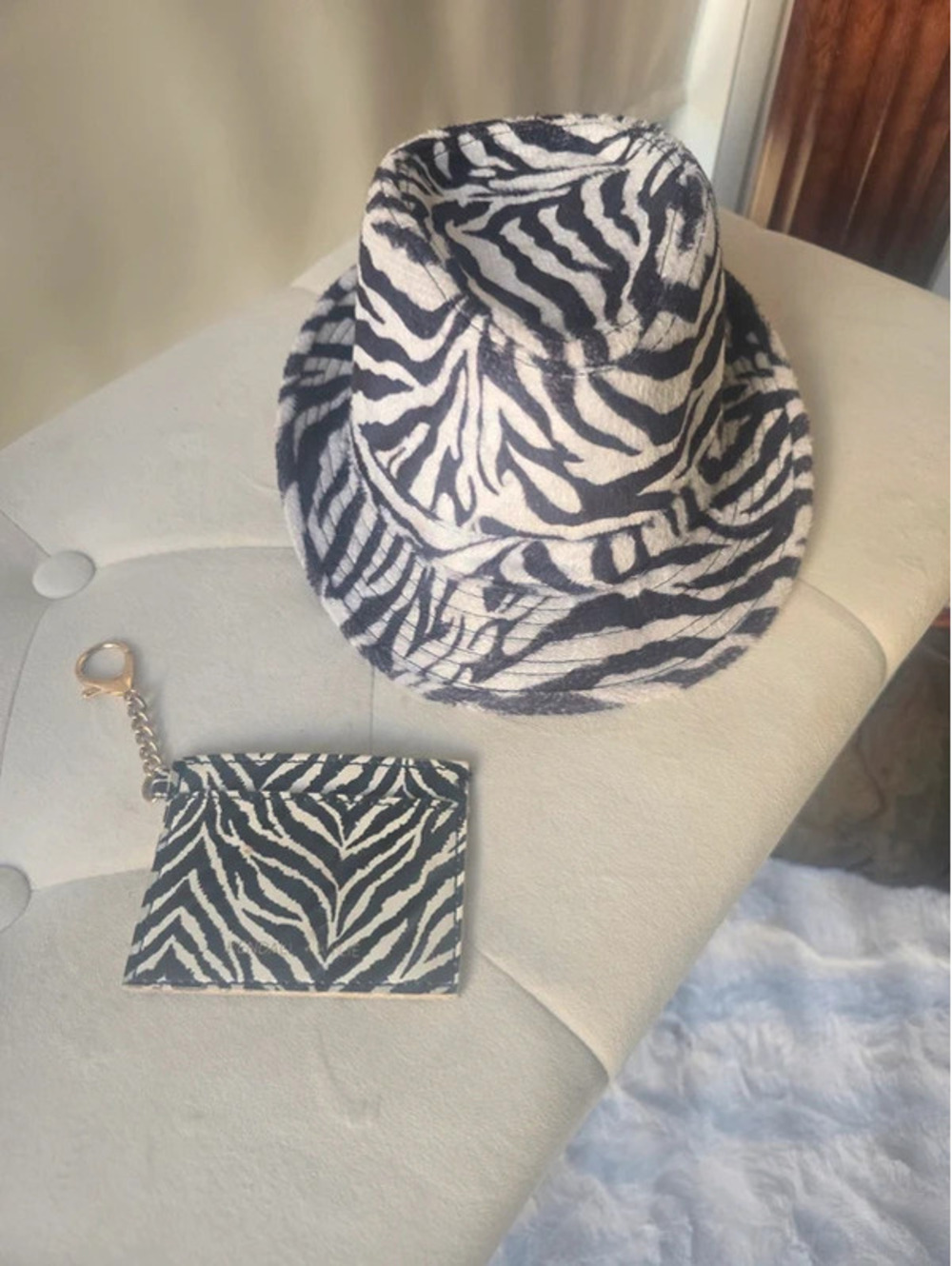 Kendall and Kylie card holder and hat